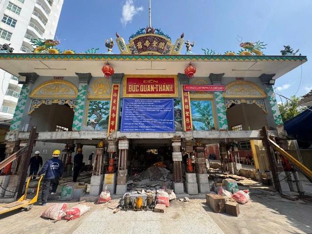 'Thần đèn' nâng ngôi đền 200 năm tuổi tại TP.HCM lên cao 1,5m 